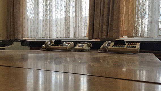 Telefone stehen auf einem Schreibtisch in der Stasi-Hauptzentrale in Berlin. Telefone stehen auf einem Schreibtisch in der Stasi-Hauptzentrale in Berlin. © NDR