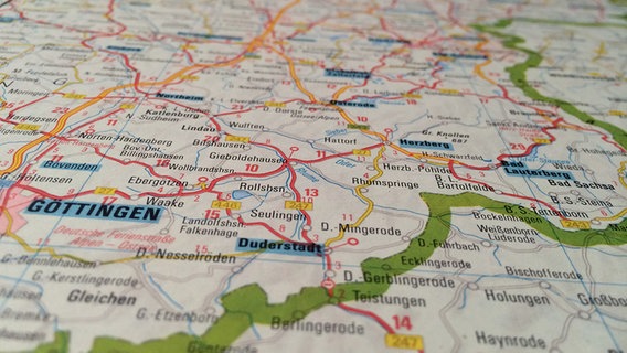 Nahaufnahme einer Landkarte mit altem Grenzverlauf zwischen BRD und DDR. © NDR 