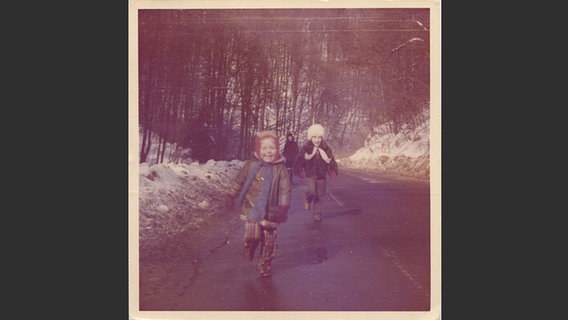 Dirk Stein, der zu DDR-Zeiten spurlos verschwand, zusammen mit seiner Schwester und Mutter im Hintergrund. © NDR Foto: Marie Chlebosch