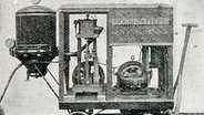 Ein mobiler Staubsauger der Vacuum Cleaner Company von 1906 nach dem Patent von Hubert Cecil Booth von 1901. © picture alliance / Heritage Images | Ann Ronan Pictures 