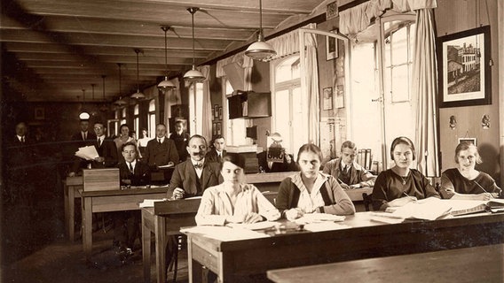Steinway-Mitarbeiter in einem Büro in der Schanzenstraße, undatierte Aufnahme. © Steinway & Sons 