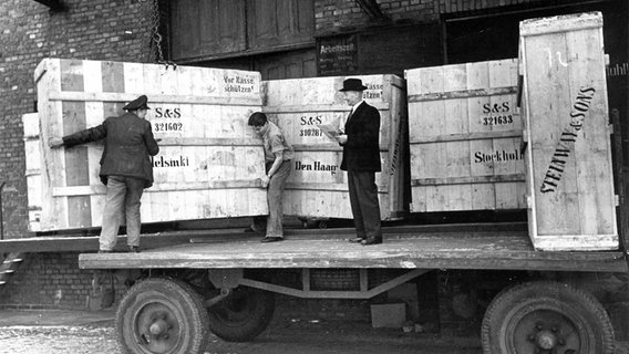 Mitarbeiter von Steinway & Sons verladen am Lager im Hamburger Rondenbarg große Kisten mit Flügeln und Klavieren. Undatierte Aufnahme. © Steinway & Sons 