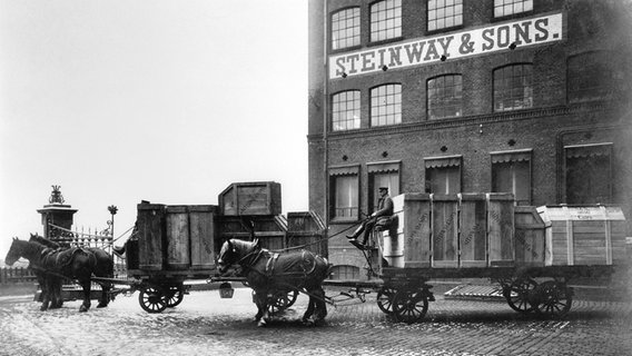 Ein Kutsche mit Holzkisten vor der Fabrik "Steinway & Sons", undatierte Aufnahme. © Steinway & Sons 