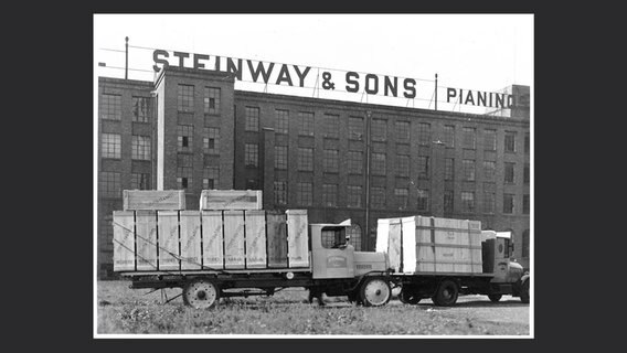 Transporter mit Holzkisten vor der Fabrik Steinway & Sons in Hamburg, undatierte Aufnahme. © Steinway & Sons 