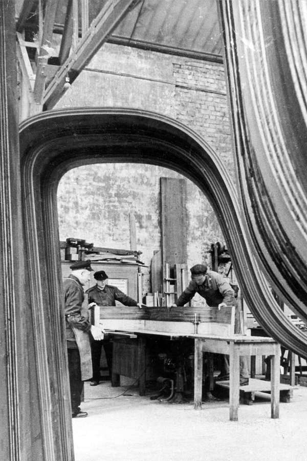 Rimbearbeitung bei Steinway in Hamburg, undatierte Aufnahme. © Steinway & Sons 