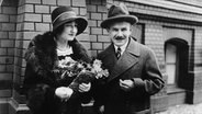 Schriftsteller Carl Sternheim und seine Frau Pamela Wedekind Sternheim kurz nach der Trauung am 17. April 1930. © picture-alliance / akg-images 