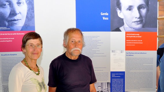 Marlene Ohse und Johannes Voss vor dem Bild ihrer Mutter Gerda Voss.  Foto: Werner Mett/Schweriner Volkszeitung
