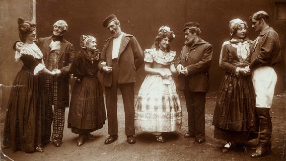 Schauspieler des Stücks "Die lustigen Stutenfroo von Finkenwarder", Premiere 16.11.1918 im St. Pauli Theater. © St. Pauli Theater 