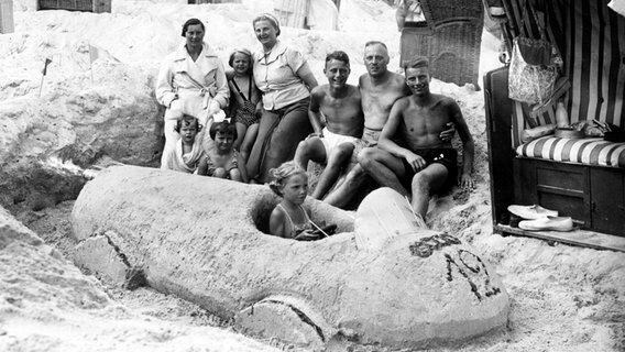 "Auto" aus Sand am Ostseestrand in den 1920er-Jahren © picture alliance / imageBROKER Foto: Rosseforp