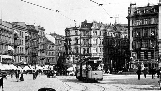 Straßenszene auf dem Gänsemarkt in der Altstadt von Hamburg mit Straßenbahn und Pferdekutschen- und Fuhrwerke, undatierte Schwarz-Weiß-Aufnahme. © picture alliance 