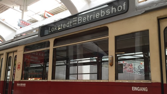 Überreste der Hamburger Straßenbahn (fuhr bis 1978) im Hamburger Stadtbild: Ein historischer Triebwagen steht in einem Baumarkt in Lokstedt. © NDR Foto: Katharina Schröder