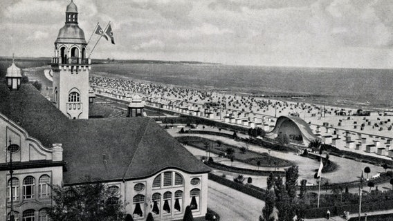 Eine historische Postkarte zeigt das Kurhaus und den Strand von Swinemünde auf Usedom. © picture alliance / arkivi 