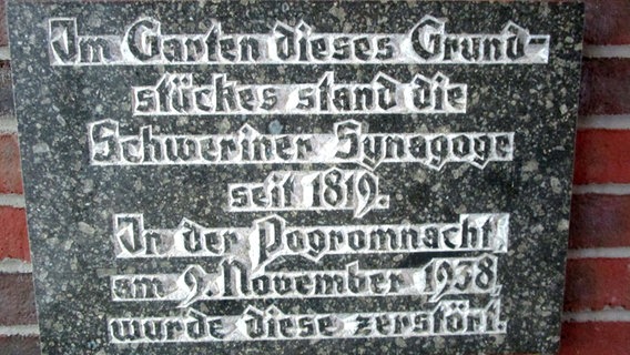 Ein Stein an der Synagoge Schwerin mit der Inschrift: "Im Garten dieses Grundstückes stand die Schweriner Synagoge seit 1819. In der Pogromnacht am 9. November 1938 wurde diese zerstört". © NDR Foto: Axel Seitz
