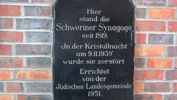 Eine steinerne Inschrifttafel an Synagoge in Schwerin © NDR Foto: Axel Seitz