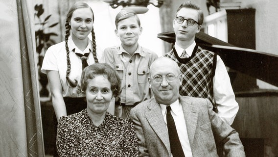 Tadellöser & Wolff (ZDF, 1975), Verfilmung des Romans von Walter Kempowski +++ vordere Reihe: Edda Seippel und Karl Lieffen, hintere Reihe : Gabriele Michel, Martin Kollewe und Martin Semmelrogge. Sie stellen die Familie Kempowski von 1939 dar . © picture alliance / Keystone Foto: Röhnert