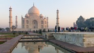 Touristen im Juli 2021 vor dem Taj Mahal. © picture alliance / Zoonar Foto: Radek Kucharski