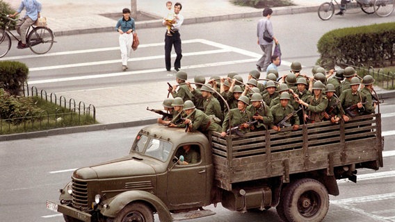 Chinesische Soldaten patrouillieren auf Trucks am Platz des Himmlischen Friedens © Jeff Widener/AP Foto: Jeff Widener