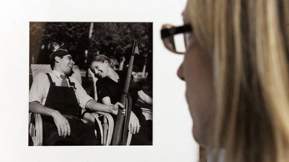 Eine Frau betrachtet im Kunstmuseum in Stuttgart den Gelatinesilberabzug vom Original-Negativ des Fotos mit dem Titel "Republikanische Mitglieder der Miliz, Barcelona" aus dem Jahr 1936 von Gerda Taro. © (c) dpa Foto: Marijan Murat