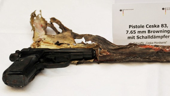 Die Tatwaffe der NSU-Mörder, eine Pistole, Modell Ceska 83, Kaliber 7,65 Millimeter "Browning", mit Schalldämpfer. © dpa / picture-alliance Foto: Franziska Kraufmann
