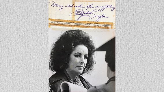 Autogrammkarte der Schauspielerin Elizabeth Taylor aus dem Gästebuch von Studio Hamburg von 1973 © Studio Hamburg/NDR 