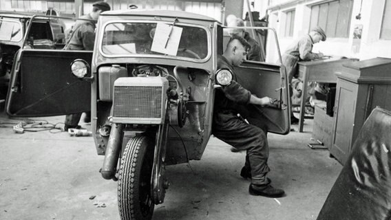 Auch im Tempo-Werk in Hamburg-Harburg ist die Autoproduktion um 1937 noch stark von manueller Arbeit geprägt. Dieser Monteur legt an einem Dreirad-Pritschenwagen Hand an. © Daimler 