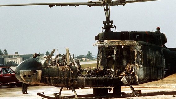 Ausgebrannte Hubschrauber des Bundesgrenzschutzes auf dem Militärflughafen in Fürstenfeldbruck, in dem in der Nacht zum 6. September 1972 ein Teil der von palästinensischen Terroristen festgehaltenen Geiseln der Olympischen Spiele ums Leben kamen. © picture-alliance / dpa Foto: Göttert