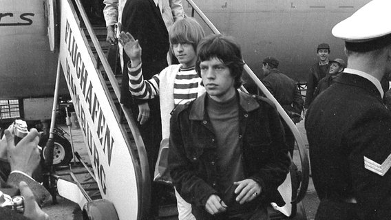 The Rolling Stones bei der Ankunft am Flughafen Hamburg Fuhlsbüttel. © K & K Ulf Kruger OHG/Redferns Foto: K & K Ulf Kruger OHG/Redferns