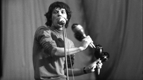 Mick Jagger von The Rolling Stones auf der Bühne der Ernst-Merck-Halle am 13. September 1965 © K & K Ulf Kruger OHG/Redferns Foto: K & K Ulf Kruger OHG/Redferns