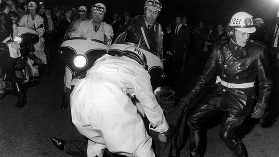 Polizisten nehmen am 13.09.1965 am Rande des Rolling Stones-Konzert in Hamburg einen Jugendlichen fest. © picture alliance / Lothar Heidtmann Foto: Lothar Heidtmann