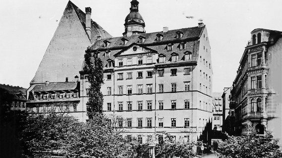 Das Gebäude der Thomasschule in Leipzig (erbaut 1731; abgerissen 1902); Fotografie um 1890 © picture alliance / akg-images 