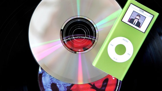 Eine CD und ein iPod liegen auf einer LP. © picture-alliance/ dpa Foto: Rolf Vennenbernd