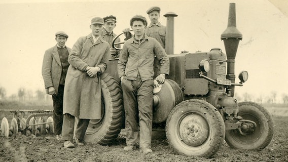 Historisches Foto von Landarbeitern vor einem Traktor © Archiv Ortsheimatpflege Güntersen 