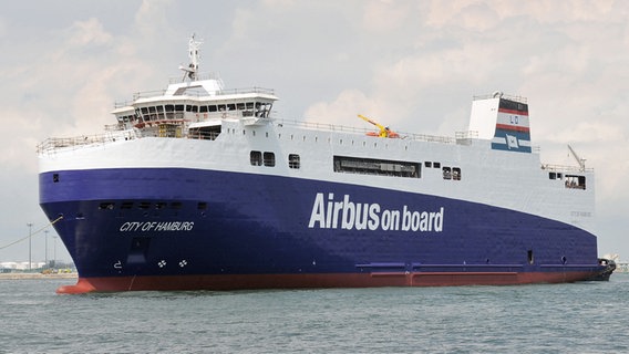 Ein Schiff mit der Aufschrift "Airbus on board" während einer Fahrt. © Airbus 