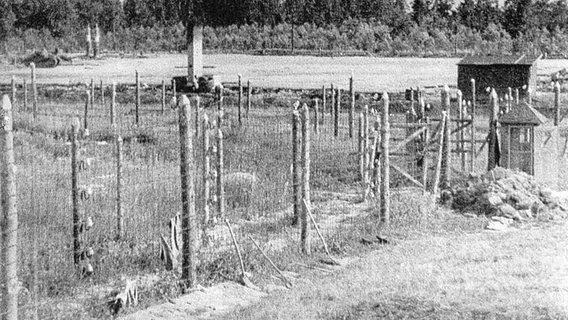 Blick auf die Umzäunung des Lagers Trostenez, wie sie die Außerordentliche Kommission im Juli 1944 vorfindet  