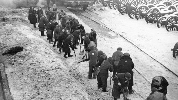 Die Aufnahme von 1942 zeigt Juden beim Schneeräumen auf dem Bahnhof in Minsk.  Foto: Herbert Donath