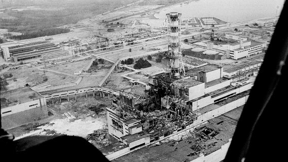 Blick aus einem Flugzeug auf den zerstörten Reaktor des Atomkraftwerkes Tschernobyl. © picture alliance/AP Images 