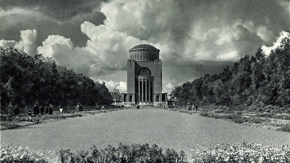 Blick auf den ehemaligen Wasserturm, ab 1930 das Planetarium im Hamburger Stadtpark (Foto von1937) © picture alliance / arkivi 