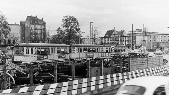 Eine Straßenbahn fährt in den späten 1960er-Jahren an einer Baustelle am Friederikenplatz in Hannover. © ÜSTRA Archiv Foto: Wilhelm Hauschild