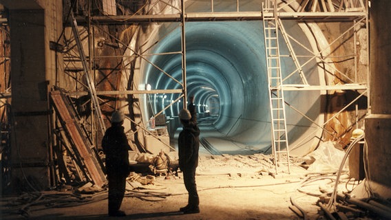 Zwei Arbeiter beim U-Bahn-Bau mit Tunnel im Rohbau für die C-Strecke, gesehen von der Station Christuskirche Blickrichtung Steintor (unter Conrad-Wilhelm-Hase-Platz) in Hannover, um 1991. © ÜSTRA Archiv 