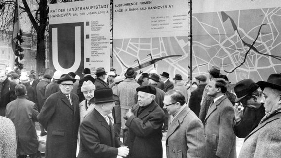 Feierlichkeit zum Baubeginn der U-Bahn am Waterlooplatz in Hannover am 16. November 1965. © ÜSTRA Archiv Foto: Wilhelm Hauschild