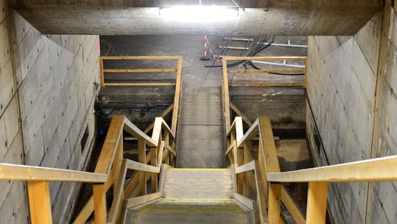 Eine provisorische Treppe führt von der Niki-de-Saint-Phalle-Promenade in die Verteilerebene der Geisterstation Hauptbahnhof für die geplante D-Linie, 7. Juni 2016 © ÜSTRA Archiv Foto: Michael Narten