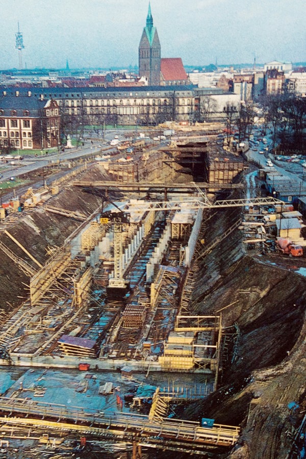 U-Bahn-Baugrube auf dem Waterlooplatz in Hannover, Ende der 60er-Jahre. © ÜSTRA Archiv 