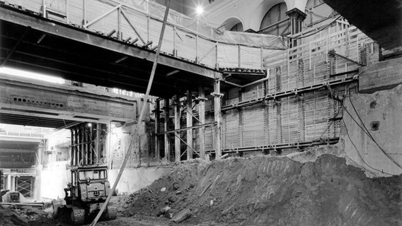 Bauarbeiten unter der Bahnhofshalle des Empfangsgebäudes während des U-Bahn-Baus, 15. April 1973 © ÜSTRA Archiv Foto: Photo Lill