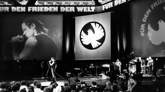 Udo Lindenberg während seines Auftritts am 25. Oktober 1983 im Palast der Republik in Ost-Berlin © picture-alliance / Dieter Klar Foto: Dieter Klar