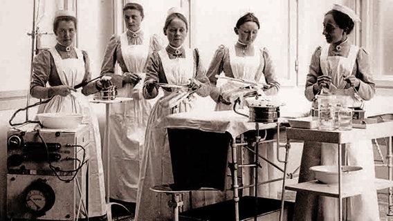 Fünf Krankenschwestern mit Operationsbesteck © UKE 