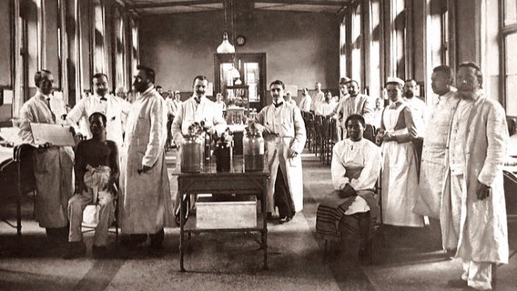 Ärzte bei der Visite in einem Krankensaal © UKE 