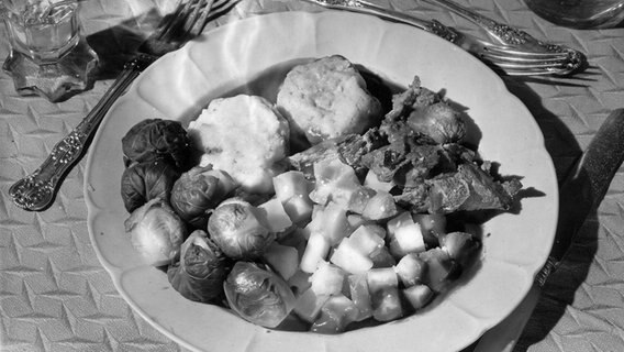 Ein Teller mit verschiedenem zubereiteten Gemüse, Aufnahme von 1930. © picture alliance / Mary Evans Picture Library 