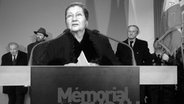 Die Auschwitz-Überlebende und französische Politikerin Simone Veil hält 2005 bei der Einweihung des Pariser Mahnmals für die Holocaust-Opfer eine Rede. © picture alliance / AP Photo Foto: Claude Paris