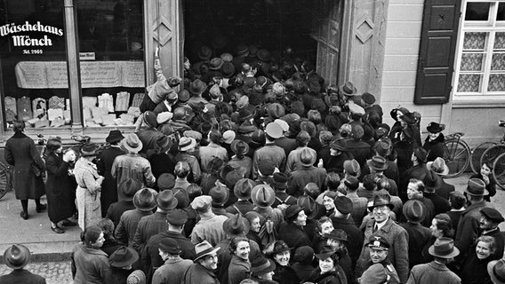 Menschenansammlung vor einer Versteigerung jüdischer Umzugsgüter in Lörrach Anfang der 40er-Jahre. © Stadtarchiv Lörrach 