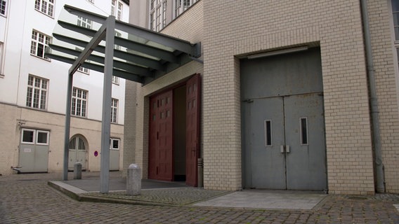 Das Versteigerungshaus der "Gerichtsvollzieherei" während der NS-Zeit in Hamburg an der Drehbahn 36, heute Sitz der Behörde für Justiz und Verbraucherschutz. © NDR 